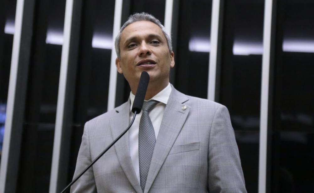 Deputado Gustavo Gayer sugere que EUA monitorem Wagner Moura e chama ator de ‘extremista’