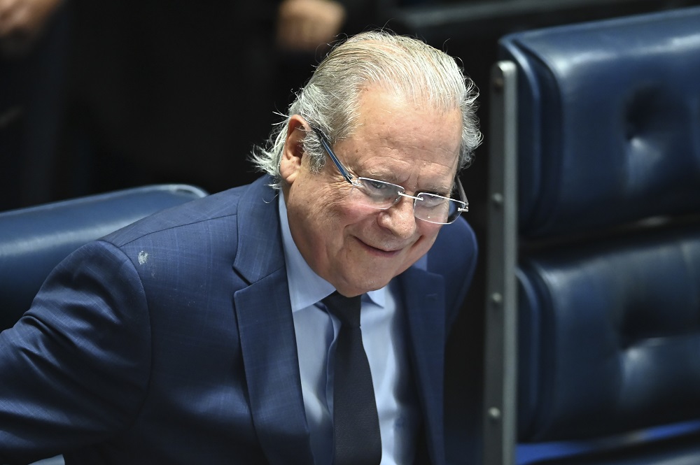 José Dirceu diz que Bolsonaro ‘não tem condições de ir para a prisão comum’
