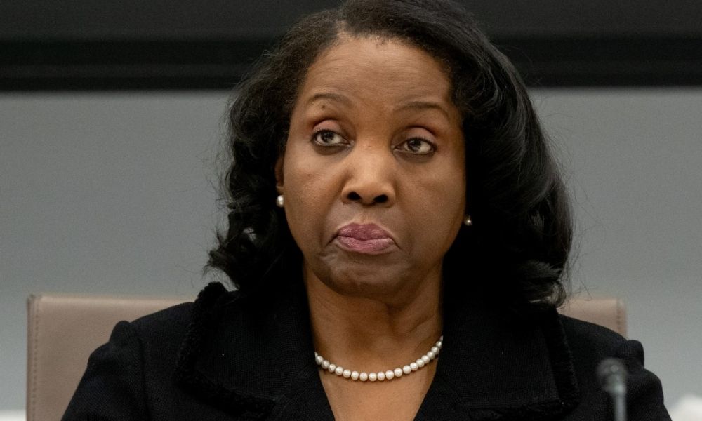 Suprema Corte dos EUA permite que diretora do Fed continue no cargo