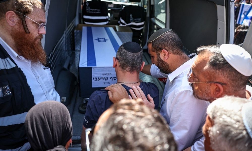 Hamas entrega mais um corpo de refém a Israel, e famílias exigem devolução total antes de ampliar trégua em Gaza