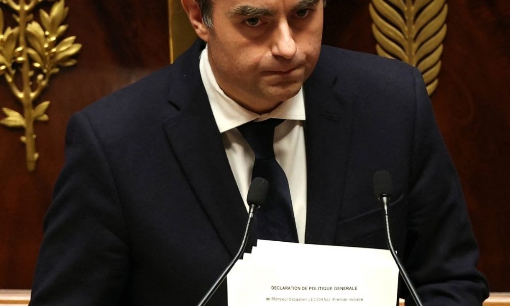 Premiê francês propõe suspensão de reforma da Previdência e evita queda do governo