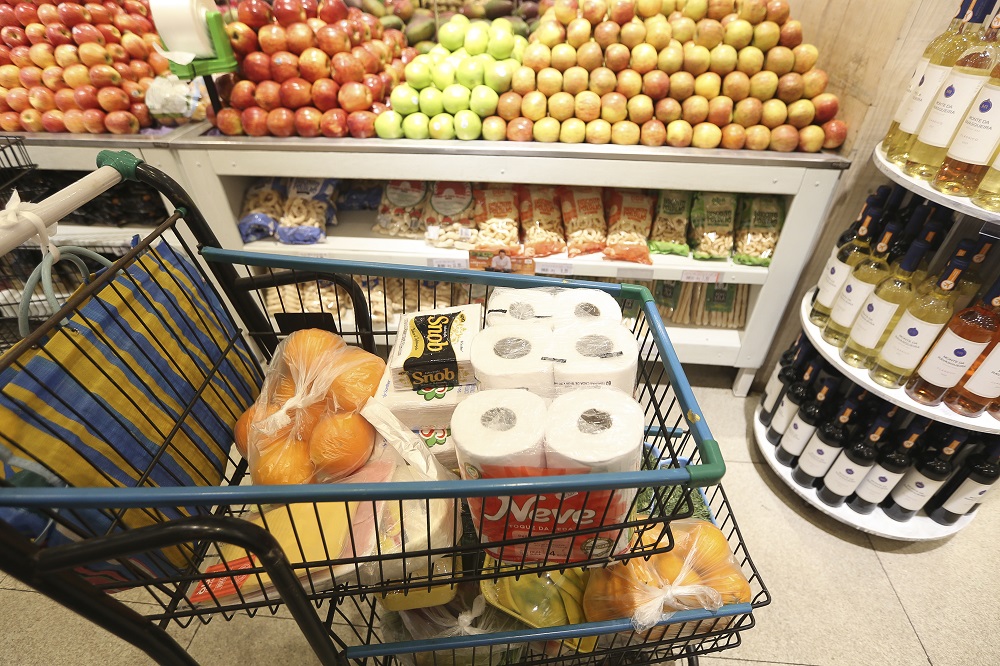 Intenção de consumo das famílias cai pelo terceiro mês seguido, aponta CNC