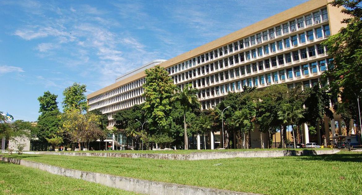 Entenda por que a UFRJ revogou o título de ‘Doutor Honoris Causa’ do embaixador americano