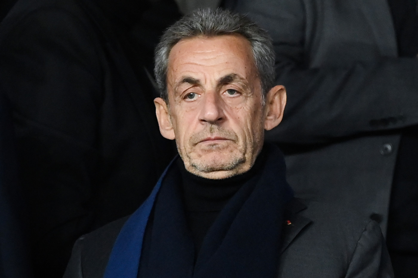 Ex-presidente Sarkozy deixa a prisão na França após 20 dias