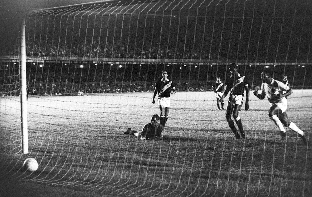 Há 56 anos, o milésimo gol de Pelé foi um momento emblemático para o Rei