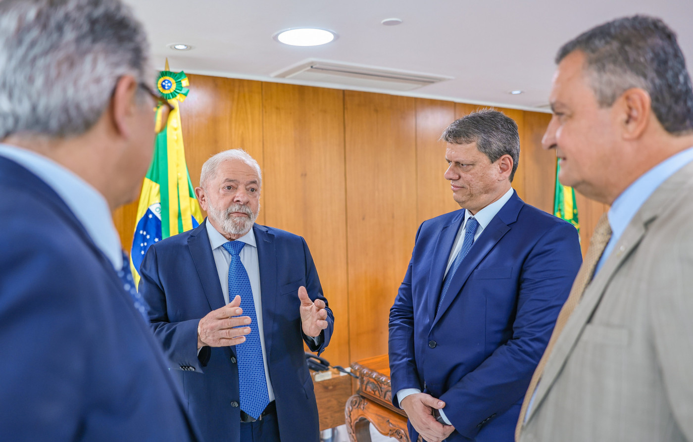 Lula e Tarcísio rivalizam em disputa sobre ‘paternidade’ de operação contra o crime organizado