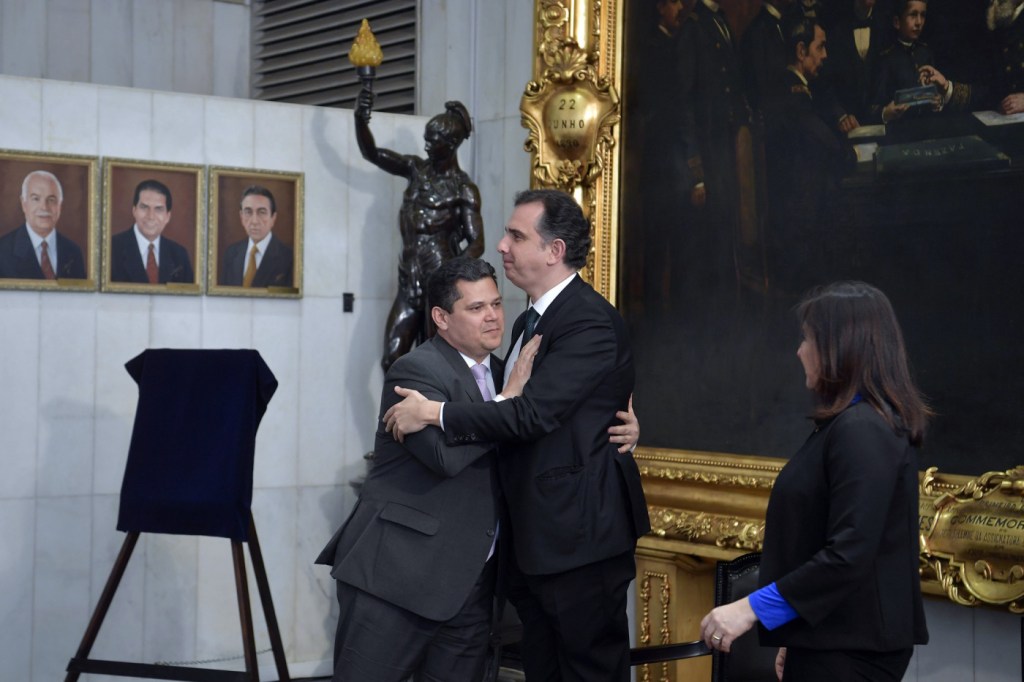 Alcolumbre e Pacheco jantam juntos após rumores de racha aumentar tensão no Senado