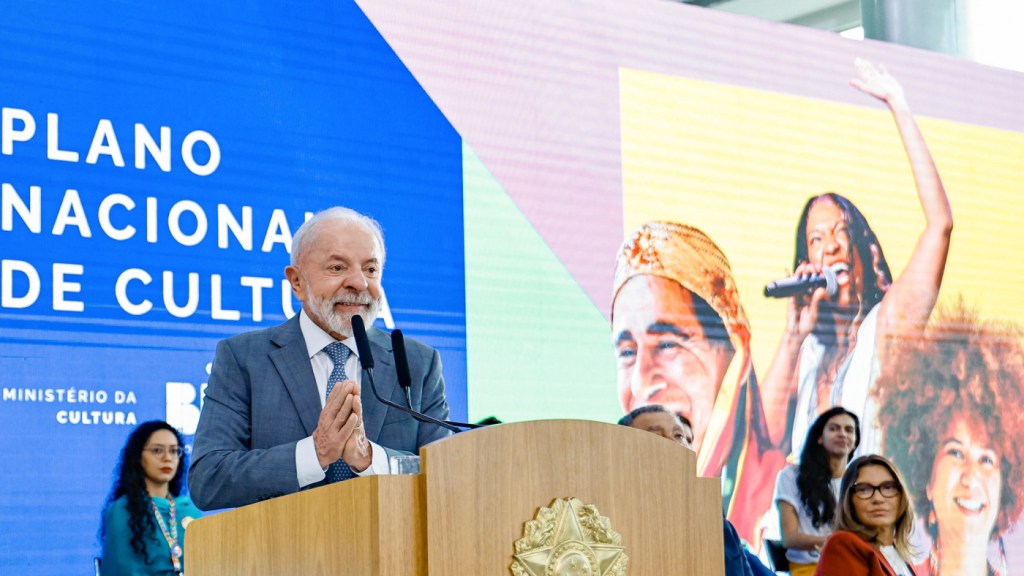 Lula sanciona lei que proíbe linguagem neutra na administração pública