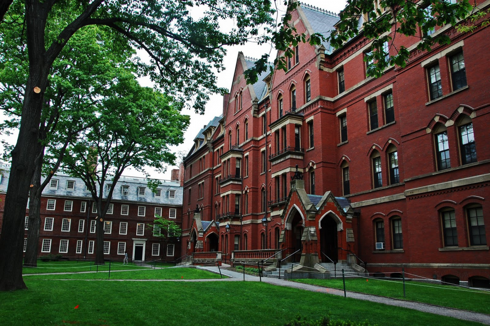 Juíza bloqueia proibição de matrículas estrangeiras em Harvard