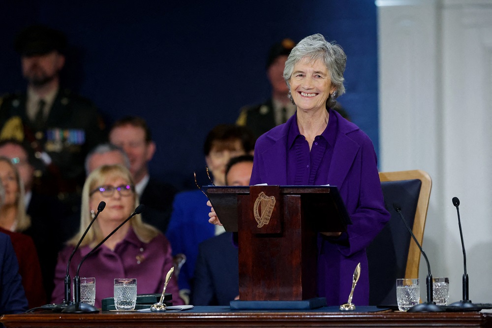 Política de esquerda toma posse oficialmente como presidente da Irlanda
