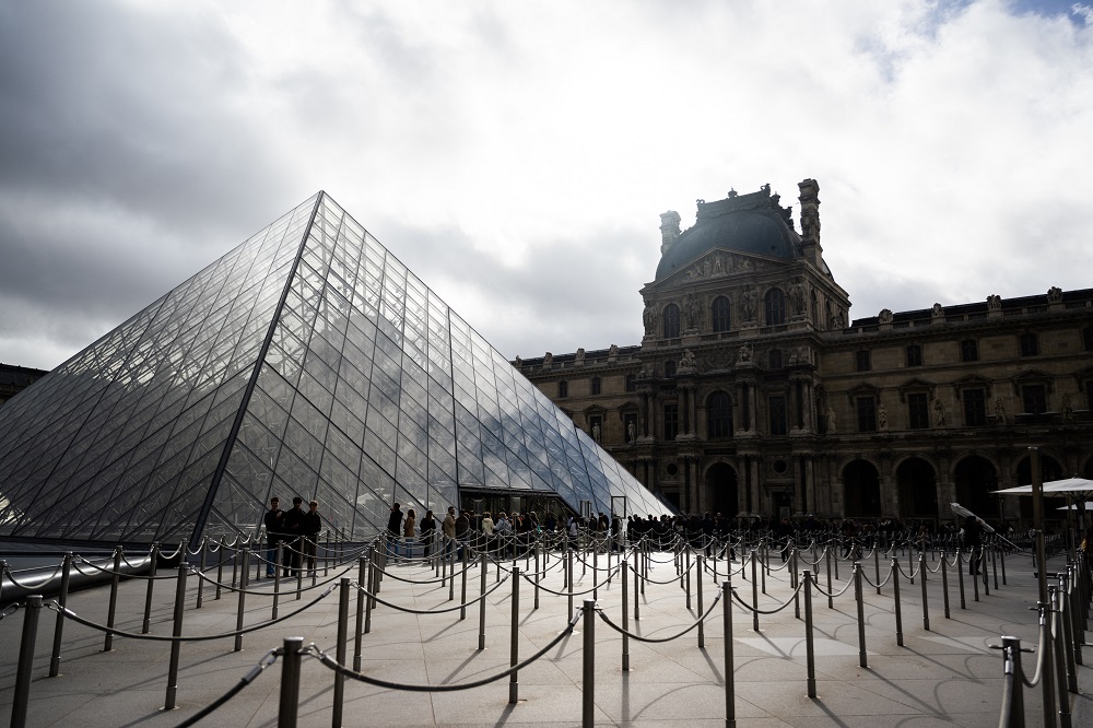 Autoridades francesas anunciam mais detenções por roubo no Louvre