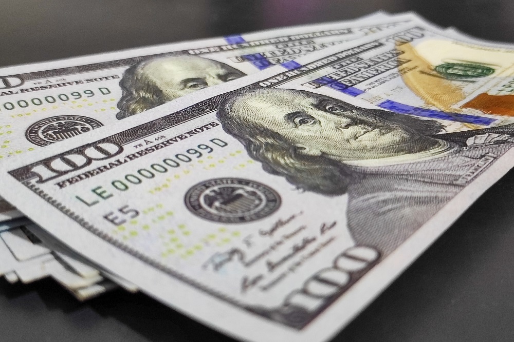Ibovespa reduz fôlego, mas chega ao 9º recorde seguido; dólar recua