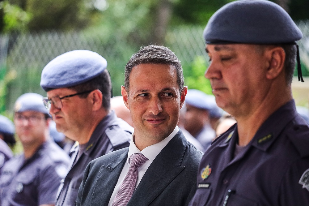 Derrite defende equiparar facções criminosas ao terrorismo em relatório do PL Antifacção