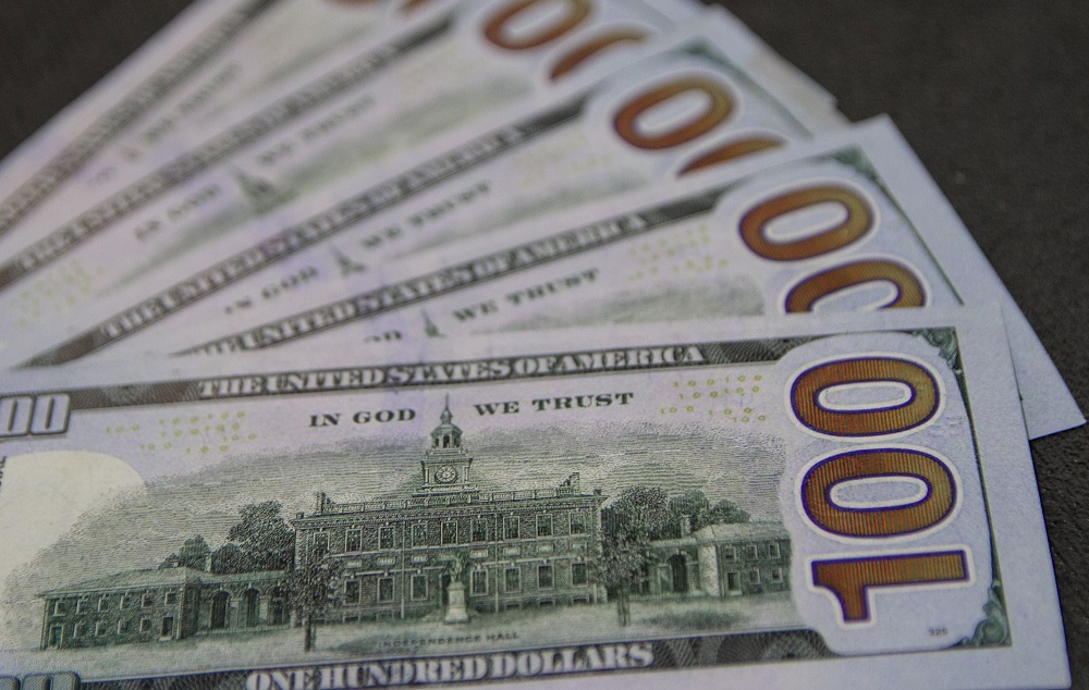 Dólar fecha em alta moderada e ultrapassa R$ 5,30; Ibovespa tem leve baixa