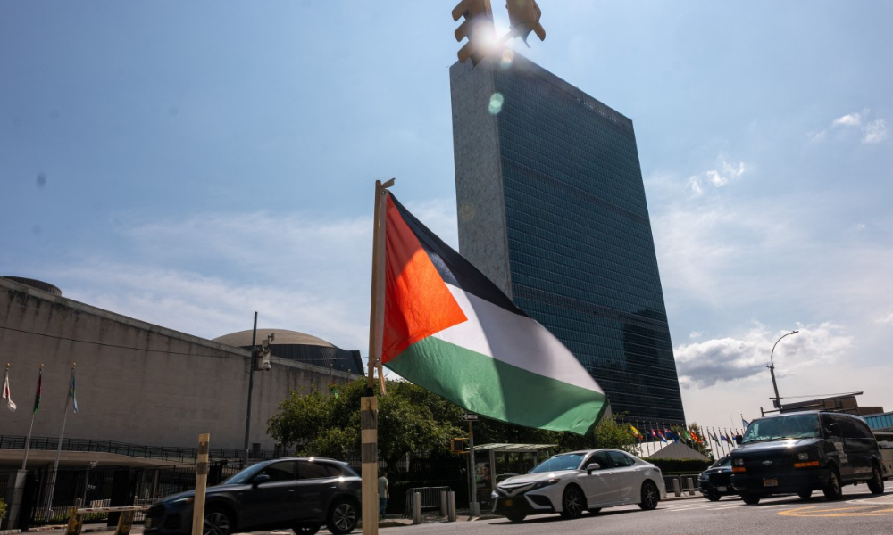 Ativistas pró-palestinos se reúnem em frente à sede da ONU em Manhattan