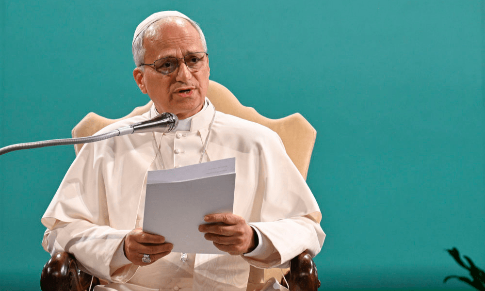 Papa afirma que Jesus é o único salvador e impõe limites para veneração