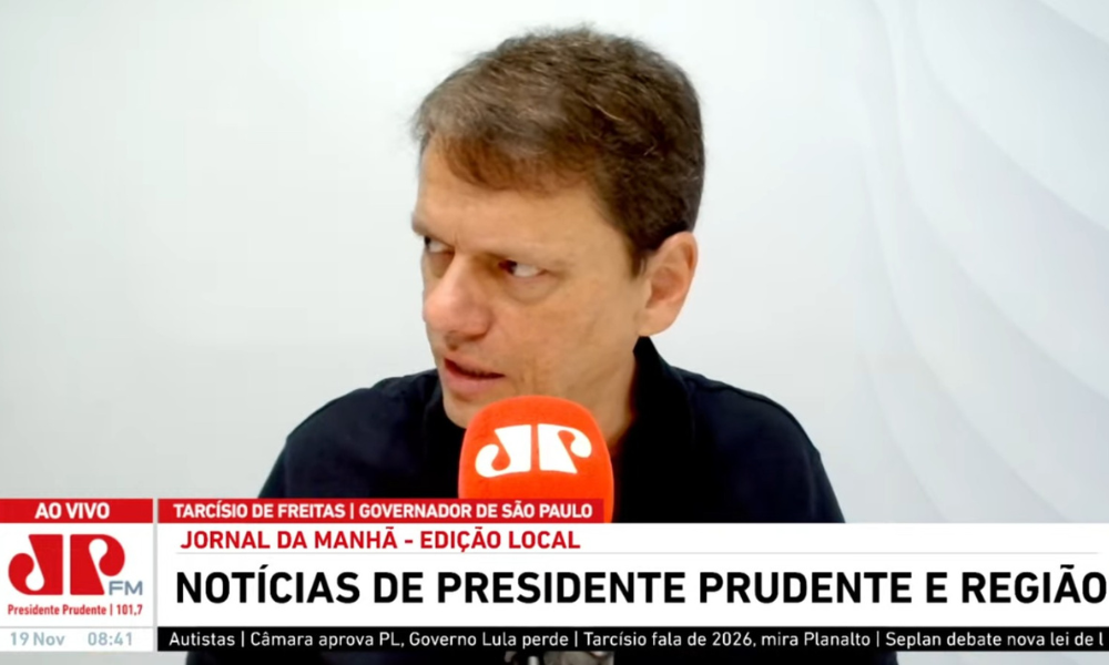 Tarcísio de Freitas afirma que o presidente da Câmara, Hugo Motta, foi 'gigante' em apontar o deputado Guilherme Derrite (PP-SP) como relator do PL Antifacção, durante entrevista exclusiva à Jovem Pan FM - Presidente Prudente