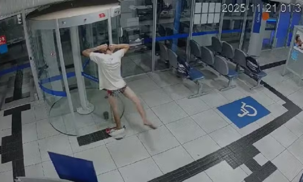 Suspeito fica de cueca ao entalar em porta giratória durante tentativa de furto a banco