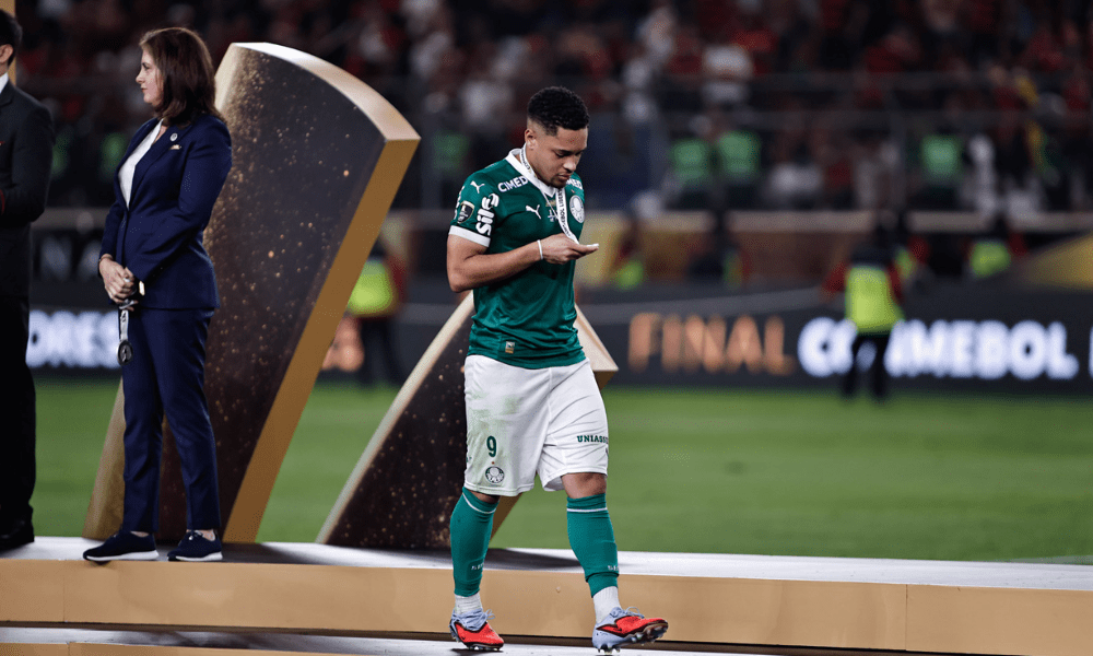Palmeiras evita torcida e imprensa em retorno de Lima e encontra CT vazio