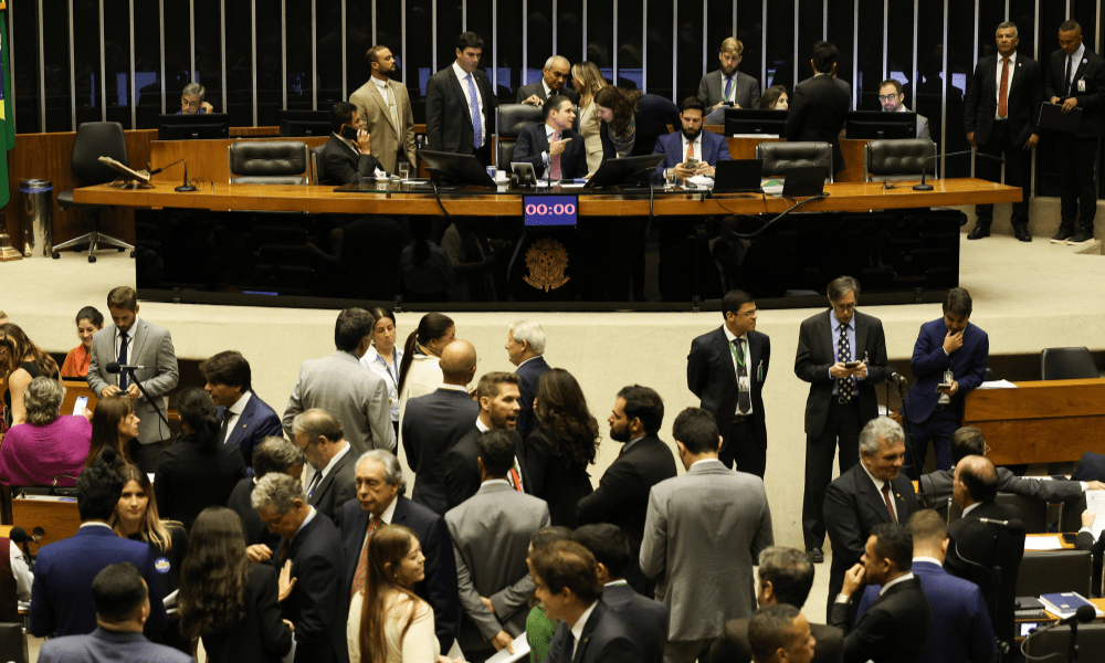Projeto que amplia o direito à licença-paternidade para 20 dias é aprovado pela Câmara dos Deputados nesta terça-feira (4)
