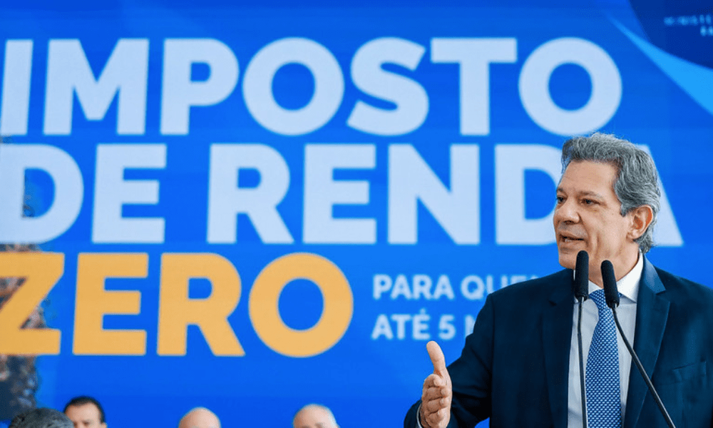 Ministro da Fazenda, Fernando Haddad, celebra a sanção da lei que zera o Imposto de Renda (IR) para quem ganha até R$ 5 mil mensais