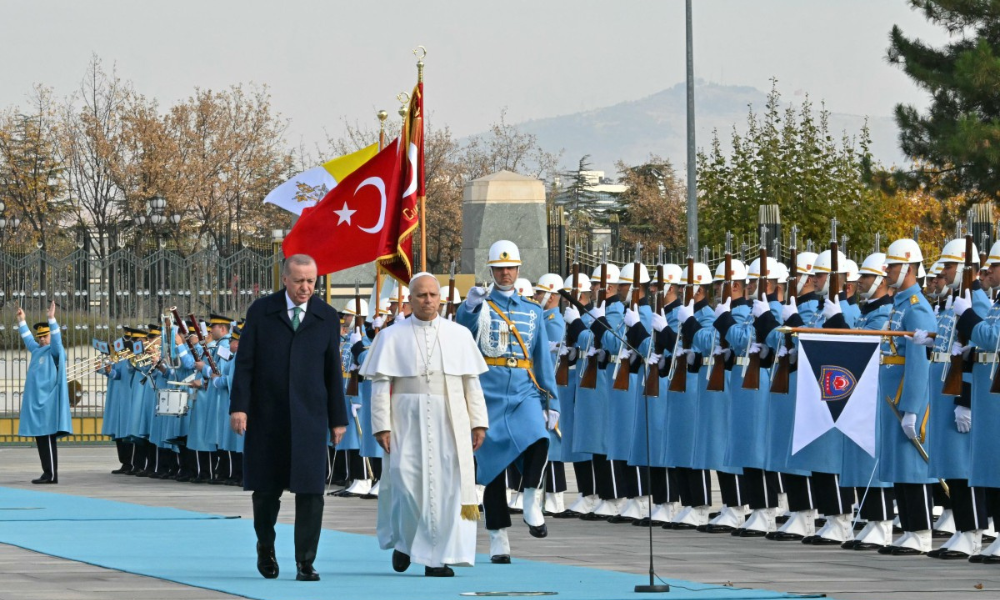Papa Leão XIV é recebido pelo presidente da Turquia, Recep Tayyip Erdogan, no Palácio Presidencial