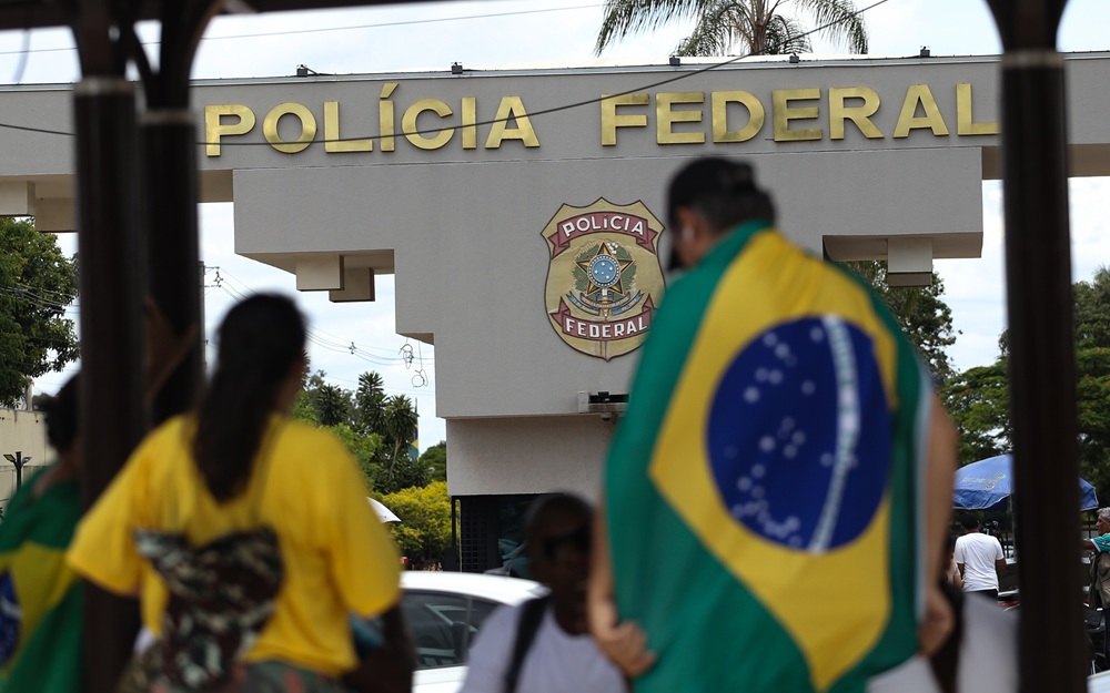 PM usa spray de pimenta para separar briga onde Bolsonaro está preso em Brasília
