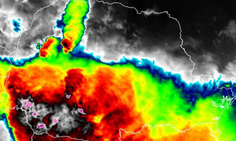 Imagem de satélite meteorológico com cores que indicam nuvens densas e tempestades intensas na região Norte do Brasil, destacando áreas em vermelho e laranja que representam maior atividade convectiva. Contornos dos estados brasileiros são visíveis, com destaque para a Amazônia. A legenda do MeteSul aparece no canto inferior direito. Imagem de satélite mostra formação de ciclone em região do Paraná. Município de Rio Bonito do Iguaçu foi atingido por tornado nesta sexta (7). - Reprodução/Metsul