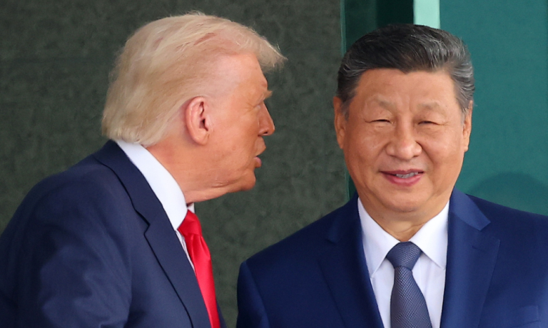 O presidente dos EUA, Donald Trump (à esquerda), e o presidente chinês, Xi Jinping, apertam as mãos após reunião no salão de recepção Naraemaru, dentro de uma base da Força Aérea em Busan, Coreia do Sul, em 30 de outubro de 2025. (Coreia do Sul) EFE/EPA/YONHAP COREIA DO SUL