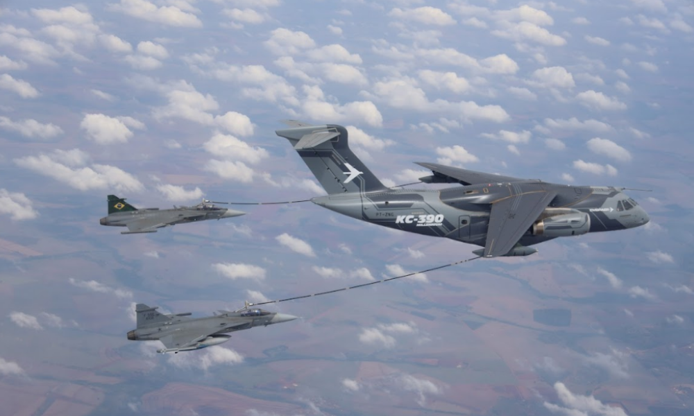Pela primeira vez, FAB realiza reabastecimento em voo entre o Gripen e o KC-390