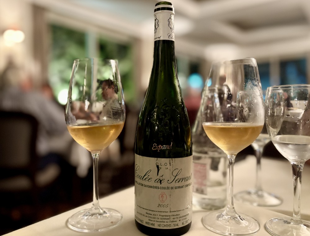 A coloração dos vinhos brancos e o que ela revela
