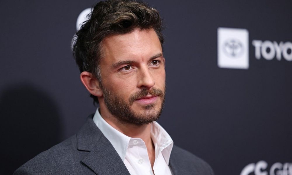 Quem é Jonathan Bailey, o primeiro gay eleito ‘Homem Mais Sexy do Mundo’