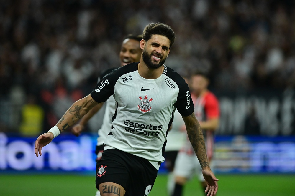 Corinthians vence o São Paulo com dois de Yuri e golaço de Memphis