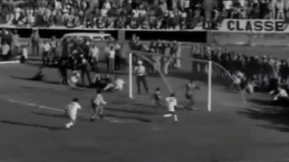 Pelé fez de tudo para marcar o milésimo gol em Salvador, mas saiu de campo frustrado