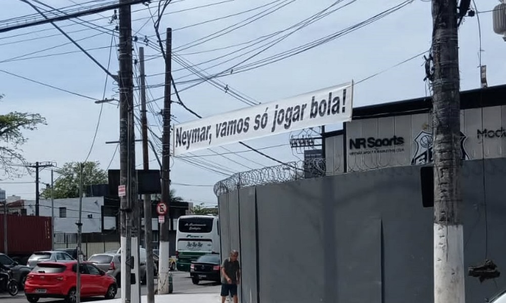 Neymar é cobrado em faixa colocada na frente do CT do Santos: ‘Vamos só jogar bola’