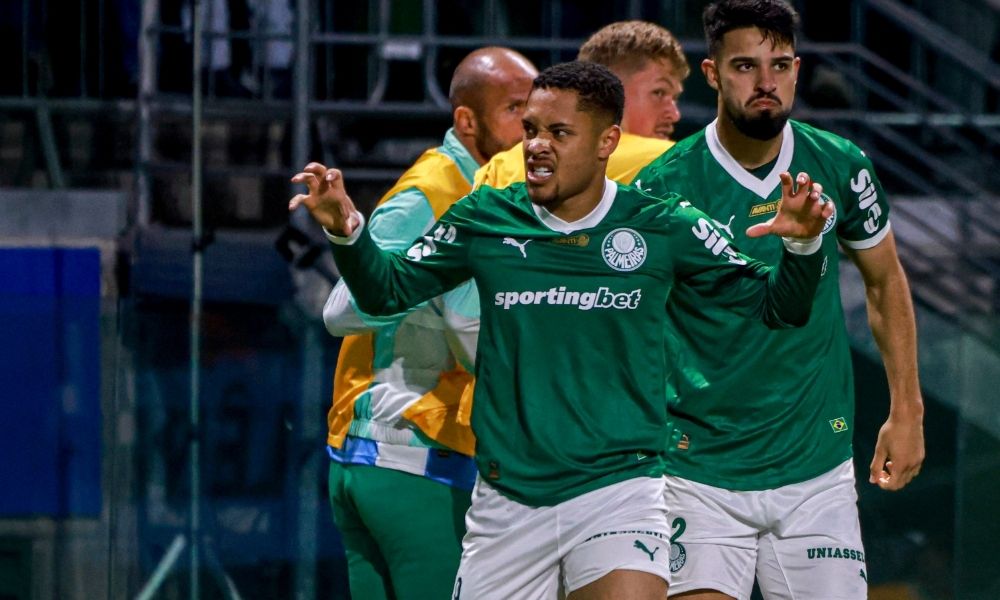 Vitor Roque volta a defender seleção brasileira após dois anos