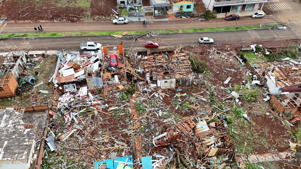 Famílias atingidas por tempestade no Paraná vão receber até R$ 50 mil