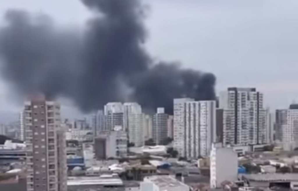 Incêndio atinge galpão no Brás