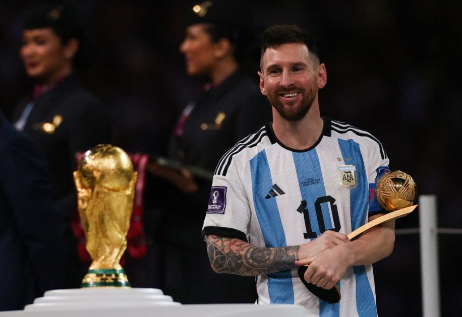Jogador segura troféu de melhor jogador