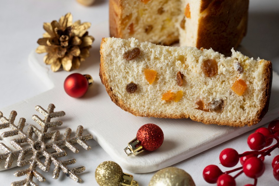 Panetone de ângulo alto e enfeites de natal