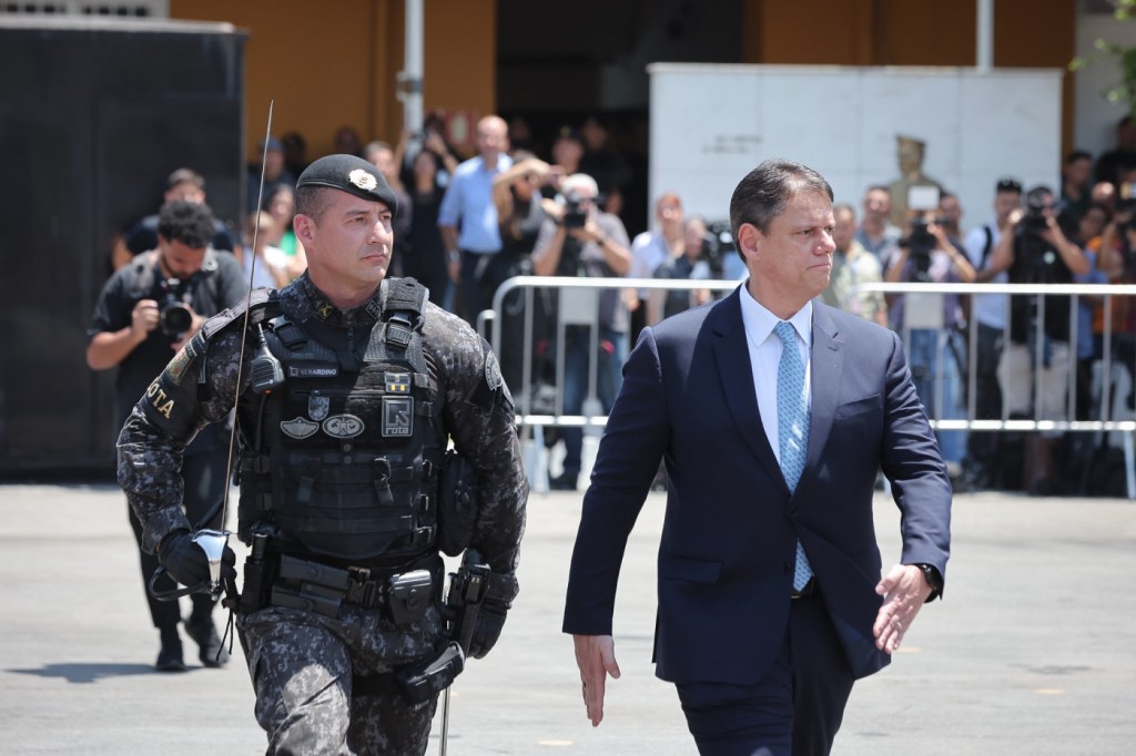 Penas mais duras para facções e menores infratores serão temas defendidos por Tarcísio em Brasília