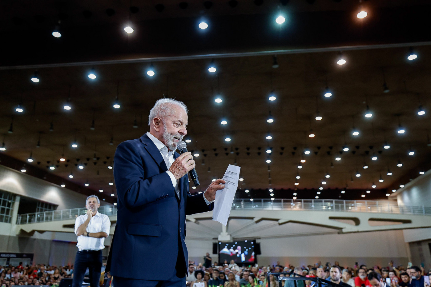 Queda da pobreza está ligada à menor inflação e maiores salários, diz Lula