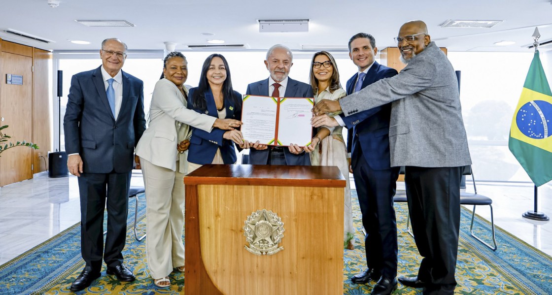 Lula urante cerimônia de assinatura do decreto que dispõe sobre o reconhecimento, a valorização e a promoção da cultura g