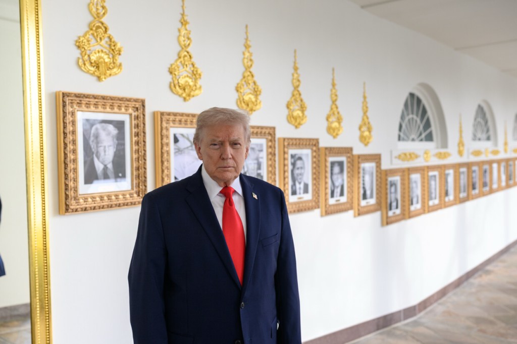 Trump coloca placas na ‘Calçada da Fama Presidencial’ com insultos a Biden e Obama