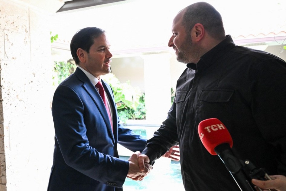 O secretário de Estado dos EUA, Marco Rubio, e o secretário do Conselho de Segurança Nacional e Defesa da Ucrânia, Rustem Umerov, apertam as mãos após falarem com jornalistas depois da reunião em Hallandale Beach, na Flórida