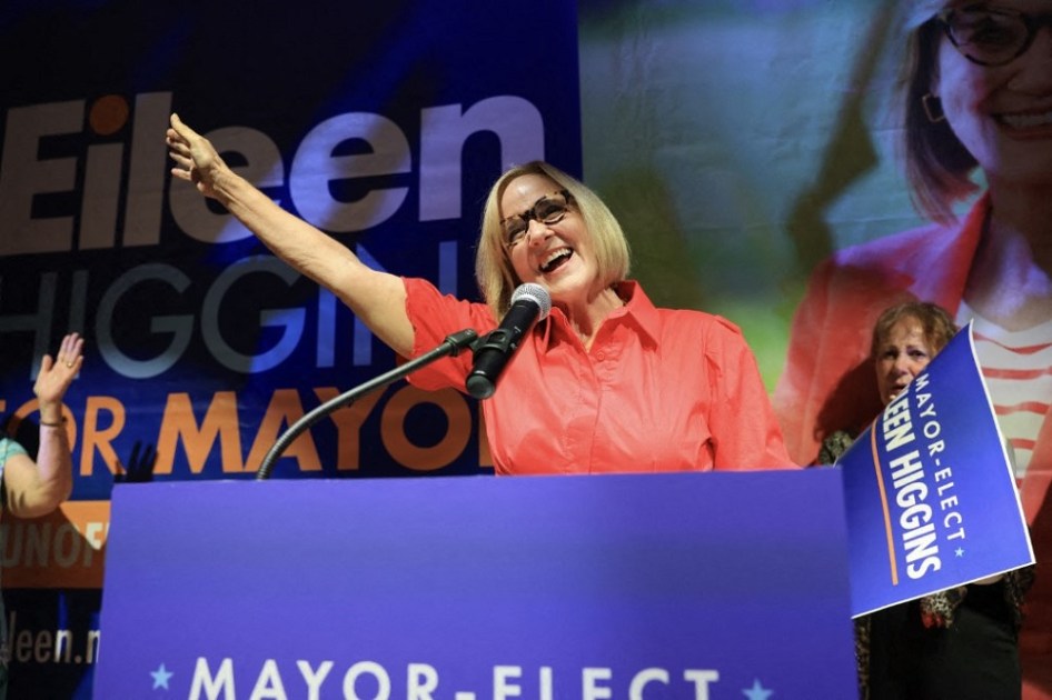 A prefeita eleita de Miami, Eileen Higgins, discursa para apoiadores enquanto comemora sua vitória