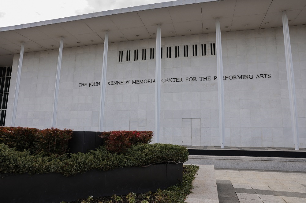 Remoção do nome de Trump da fachada do Kennedy Center é concluída
