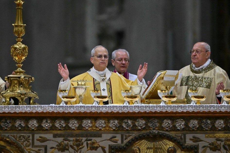 O papa Leão XIV distribui a comunhão durante a missa da Vigília de Natal na Basílica de São Pedro
