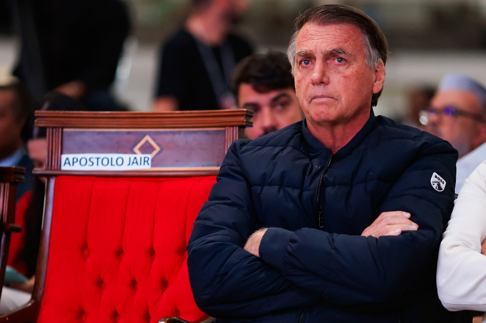 Bolsonaro passou por nova crise de soluços mesmo após intervenção, diz médico
