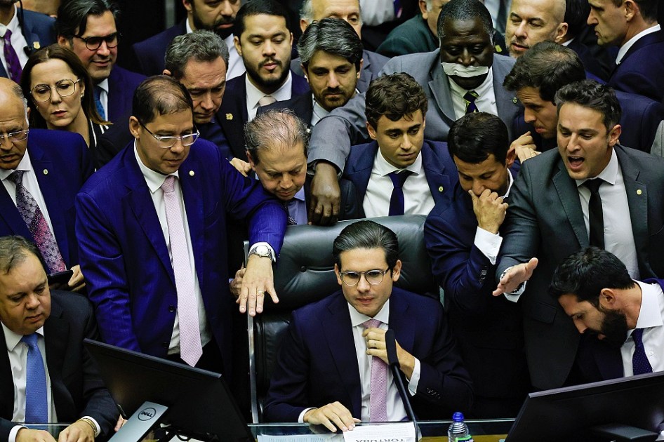 Após dois dias de obstrução protagonizada pela oposição na Câmara dos Deputados, o presidente da Casa, Hugo Motta (c), retoma a cadeira para abrir a sessão plenária